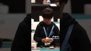 This is how 9 year old yiheng weng from 🇨🇳 the faster cuber