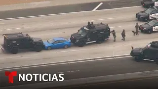 Un equipo SWAT bloquea a un conductor atrincherado en su auto en una autopista de California