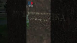 ⭕️ В Москве к памятнику Лесе Украинке люди вновь приносят цветы