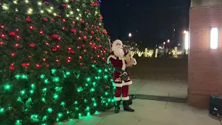 ￼ Santa Claus playing Christmas music on bagpipes in downtown Knoxville