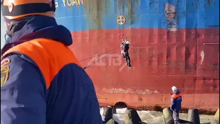 Эвакуация экипажа с иностранного судна, севшего на мель у Холмска, Сахалин - 2