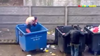 Пьяные бабы жгут.  Бой за мусорку.  #ржака