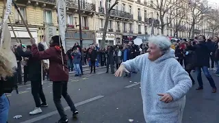 Manif du 11 février 2023 à Paris : Ariane Mnouchkine et la troupe du Théâtre du Soleil