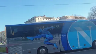 😱 L'arrivo del pullman del Napoli a Milano le urla dei tifosi 💙 #napoli #sscnapoli #championsleague