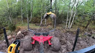 Gräver och jämnar ut jord med skogsvagnen [5]
