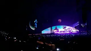 Толпа безумно громко кричала и аплодировала части Чонгука из My Universe на концерте Coldplay на...