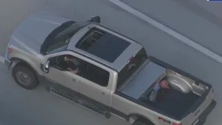 Police chase suspect weaves thru 405 Fwy with kid inside