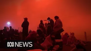 Hard-hit Victoria town of Mallacoota cut off by bushfires | ABC News