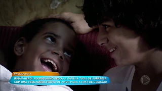 Conheça a história de Rodriguinho, a criança que vende balas para ajudar a irmã especial