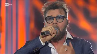 Paolo Vallesi canta "Le persone inutili" e "La forza della vita" - I migliori anni 28/04/2023