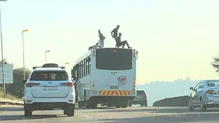 AMADELAKUFA! Bus surfing on N2 Durban caught on camera | NEWS IN A MINUTE