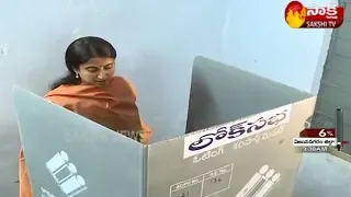 YS Bharathi casts her vote in Pulivendula | AP Election 2019