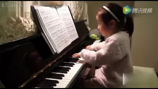 一位小女娃的钢琴演奏，精准的弹出了八度跨音