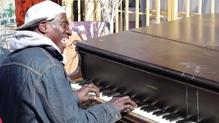 LOS ANGELES HOMELESS MAN PLAYS PIANO!