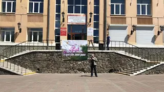 Мужчина зачитал стихи на пл. Декабристов в День города в Чите