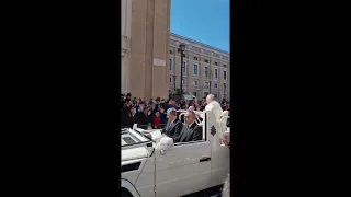 Papa Francesco sulla papamobile Pasqua 2022