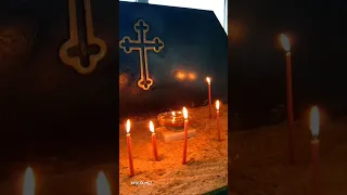 Kilise içinde mum yakıp dua eden hırıstiyanların ayini