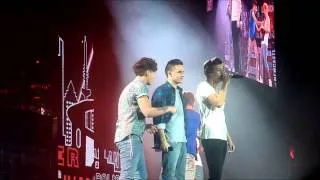 1D TMH Tour FRONT ROW - What Makes You Beautiful (24/02/13)