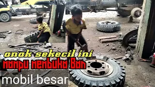 anak kecil umur 7 tahun.. mampu membuka Ban mobil besar