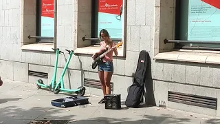 Busking en Atocha, Madrid, Spain. Queen, Chic y Stevie Wonder Bass street