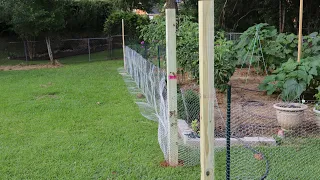 EASIER WAY TO MAKE CHICKEN WIRE FENCE  VLOG #5  it's so dang hot