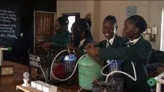 Nigeria: de l'électricité grâce à de l'urine, l'idée de génie d'une collégienne