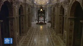 San Pietro, veglia pasquale: papa Francesco nella basilica deserta e l'accensione delle luci