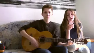 Девушка очень красиво поет под гитару Вспоминается дым  The girl is very beautiful singing with a gu