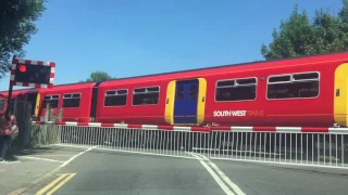 How to stay safe at railway level crossings - Elephant Driving School