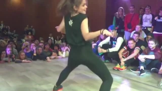 Девушка Офигенно Танцует!