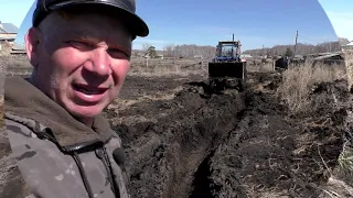 Забуксовал на тракторе ЮМЗ во дворе дома вытаскиваю на ЛТЗ60