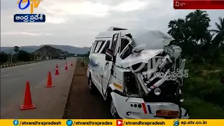 Tempo Hits Lorry In Vizag | 2 dead