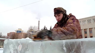 НОВОГОДНЯЯ СТРОЙКА: КАК СОЗДАЮТ ЛЕДЯНОЙ ГОРОДОК 25.12.2017