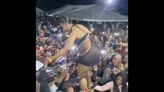 STAGE PERFORMANCE ✍️🎤 South African Singer, Zodwa, Allows Fans Dip Their Hands Between Her Thighs