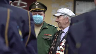 Ярославского ветерана поздравили с Днем Победы выступлением оркестра под окнами