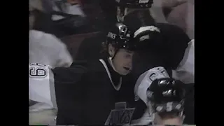 Wayne Gretzky scores against MightyDucks, november 1995