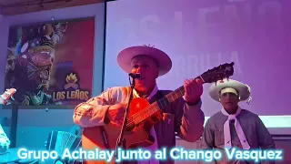 Grupo Achalay junto al Chango Vasquez en los Leños Parrilla