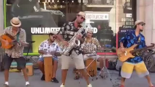 Musicos callejeros del Mundo  Latin Panas - Barcelona Cumbia popurri