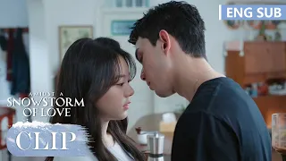 Their romantic kiss was interrupted by the crowd! | [Amidst a Snowstorm of Love] Clip EP08(ENG SUB)