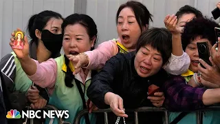 WATCH: Emotional scenes as Pope Francis leaves Mongolia