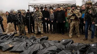 Ursula von der Leyen in Butscha in der Ukraine - Ort schlimmer Kriegsgräuel