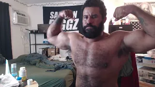 290 Pound Bodybuilder Samson Biggz Muscle Flexing