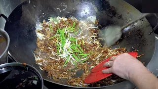 Always Long Queue! The Most Popular Fried Kway Teow Noodles! Singapore Street Food