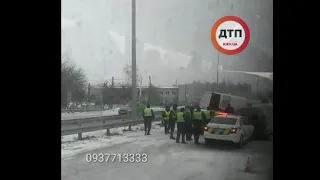 Под Киевом на житомирской трассе (Гуровшина)  красавчик на порш кайен прилетел в оформление ДТП (алк