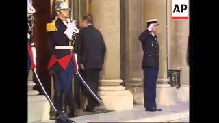 Schroeder arrives for talks with Chirac, handshake