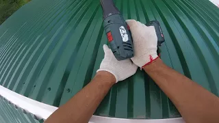 Как поднять и установить профлист на крышу в одиночку//raise the sheet on the roof