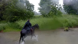 Przeprawa przez San w czasie deszczu - Rajd u Rudego w Bieszczadach