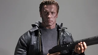 ( First Look)  Hot Toys -  Terminator Genisys 1/6th  T-800 Guardian [HD]