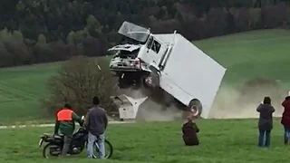 Crash-Test mit Anti-Terror-Sperre: Fahrer schwer verletzt