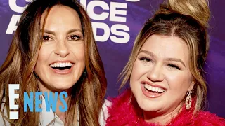 Mariska Hargitay FANGIRLS Over Kelly Clarkson at 2022 PCAs | E! News